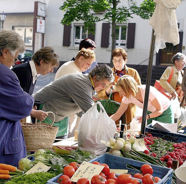 Schauen, kaufen, sich treffen &#8211; ...auf dem Klosterplatz in Seelbach aus.   | Foto: heidi fssel