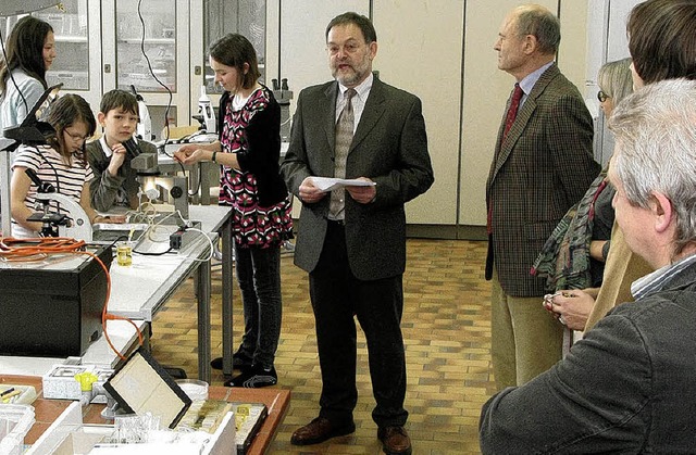 ber die  Nutzungsgeschichte des      ...rtretende Schulleiter  Ralph Mertens.   | Foto: Wolfgang Mayer