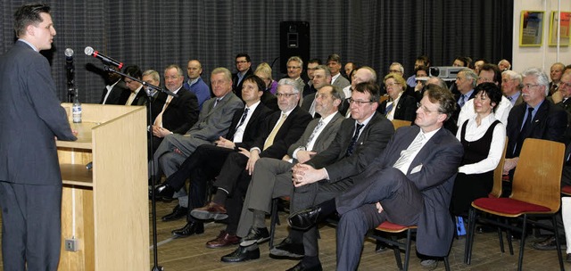 Zur Erffnung der Messe Haus + Bau spr...Peter Sauber (Zweiter von rechts) zu.   | Foto: BZ