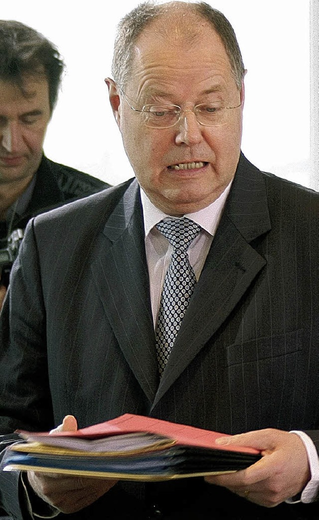 Er darf alles in allen Akten sehen: Finanzminister Steinbrck  | Foto: dpa
