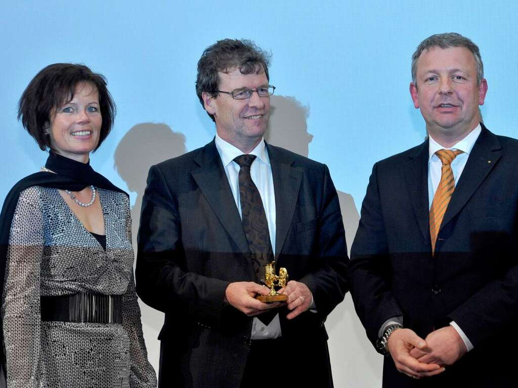 Damaris und Jrgen Gutekunst (li.) von der RENA GmbH in Gtenbach nd WviB-Geschftsfhrer Christian Mnzer (re.)