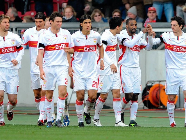 Kollektive Freude beim VfB Stuttgart. ...Schwaben an den UEFA-Cup-Pltzen dran.  | Foto: dpa