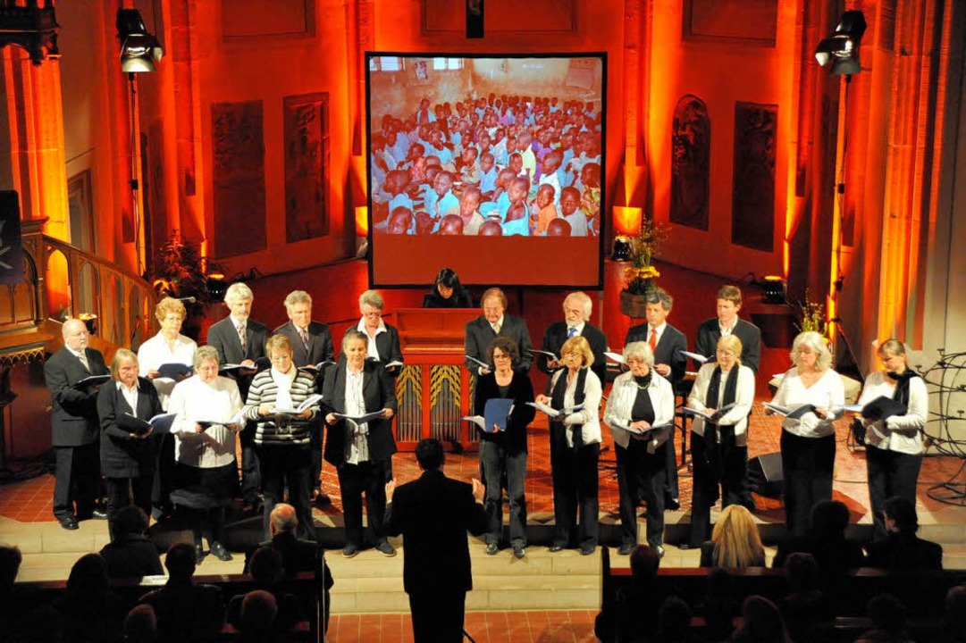 Mit Motetten und geistlichen Liedern s...or der Stadtkirche besinnliche Töne an  | Foto: Zimmermann-Duerkop