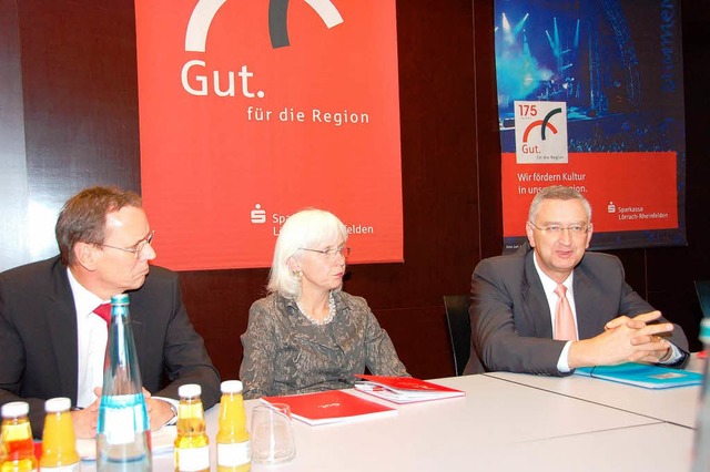 Gesund ins Jubilumsjahr: Vorstandsvor...assenprsident Schneider (von links) .  | Foto: Willi Adam