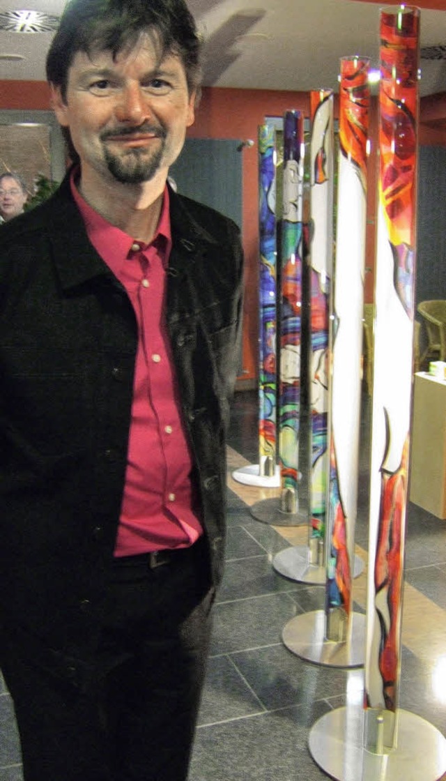 Michael Bgle vor seinen fnf farbensprhenden Zylinderexponaten  | Foto: Susanne Mller
