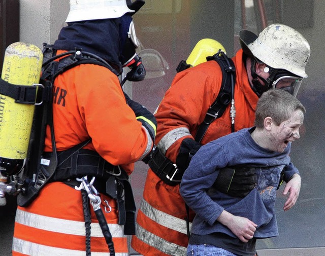 Kinder retten, war eine der Aufgaben bei der Schaubung.   | Foto: U. hiller