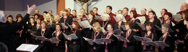 Zu einem Hhepunkt des Jahreskonzerts ... Auftritt von Frauen- und Mnnerchor.   | Foto: Walter Bronner