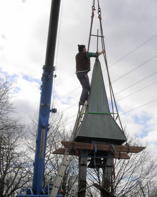 In der Schwebe:  Beim  Markus-Pflger-...turm der  alten  Kapelle  abgebaut.     | Foto: Harald-Schwab-Strube