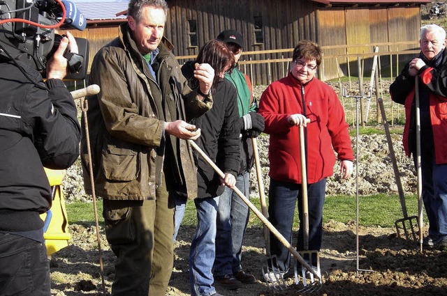 Gartenexperte Peter Berg (braune Jacke) gibt  Tipps zur Bodennutzung.    | Foto: Alexandra Wedl