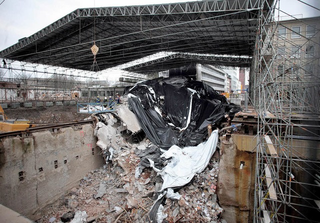 Die U-Bahn-Baugrube, in die das Gebude des Klner Stadtarchivs gestrzt ist.  | Foto: dpa