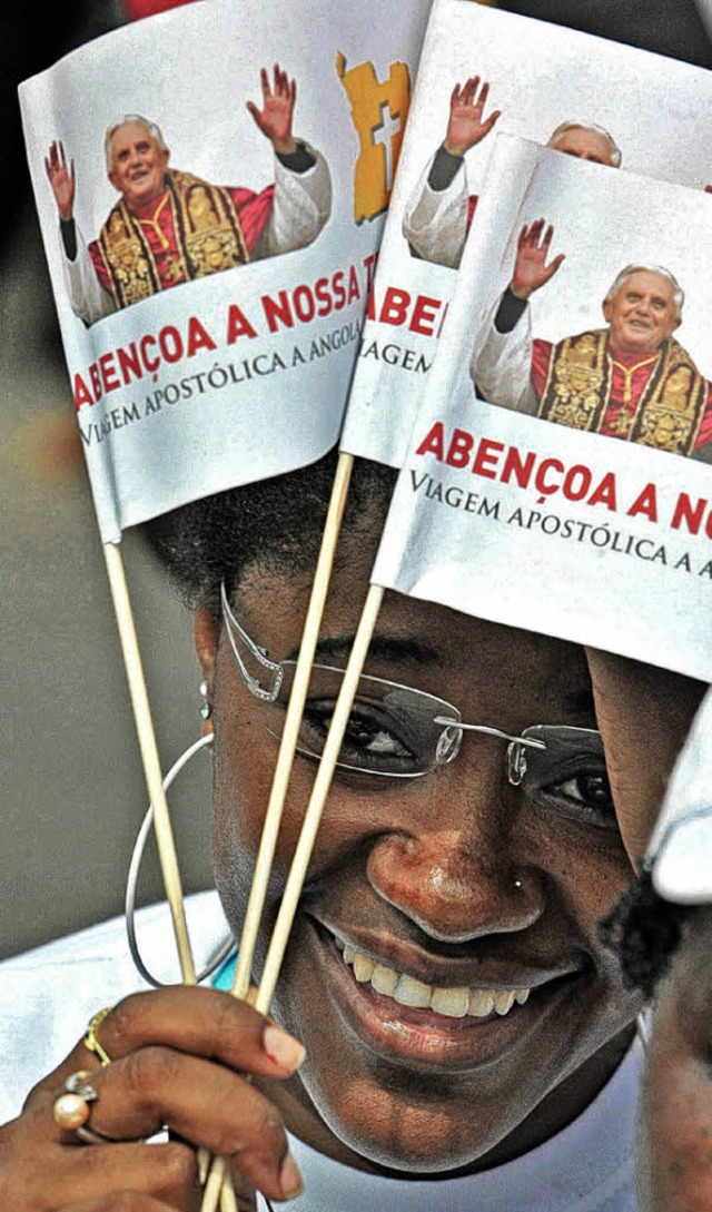 Millionen begeisterter Angolaner feierten den  Papst.  | Foto: dpa