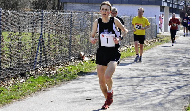 Michael Schramm allein auf weiter Flur...Lrrach-Stetten gewann den Grttlauf.   | Foto: Andr Roos