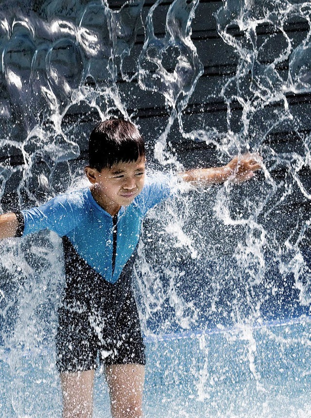Wasser in Flle kennt dieser Junge in ...inen Zugang zu sauberem Trinkwasser.    | Foto: DPA