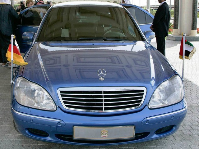Eine Mercedes-Limousine mit den Flagen von Deutschland und Abu Dhabi.  | Foto: dpa