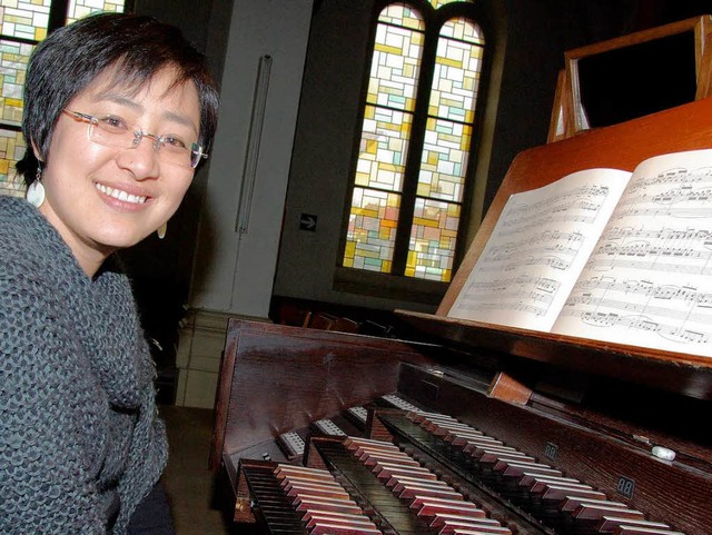 Hae-Kyung Jung an der Orgel der Freiburger Christuskirche  | Foto: hammer