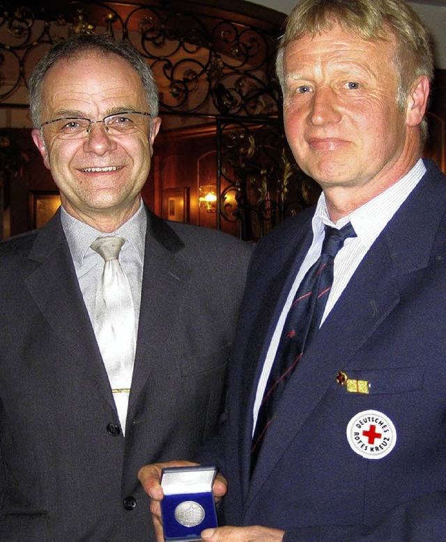 Mit dem Ehrentaler der Stadt Zell zeic...tzenden Christof Thoma (rechts) aus.    | Foto: Grether