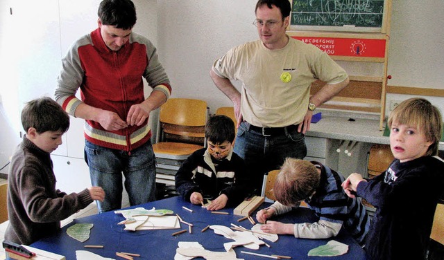 Eifrig waren die Kinder beim Basteln bei der Sache.   | Foto: monika rombach