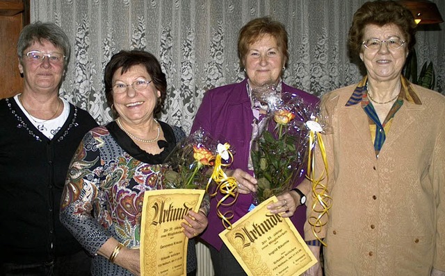 Seit 35 Jahren gehren Genoveva Krause...hilde Uhl (links) und  Vera Arnhold.    | Foto:  Jonas Bader