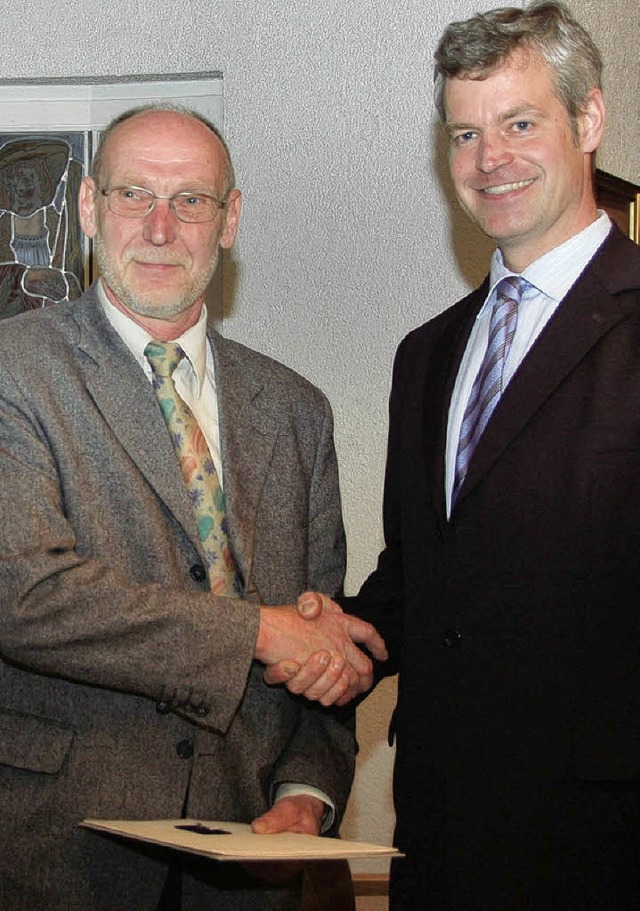 Brgermeister Oliver Rein (rechts) zei...adel des Landes Baden-Wrttemberg aus.  | Foto: pohrt