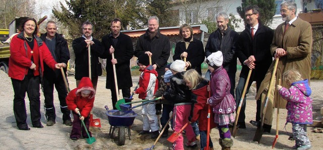 Spatenstich fr ein 700000-Euro-Projek...g Kindergrten)  und fleiige Kinder.   | Foto: Ramm-Weber