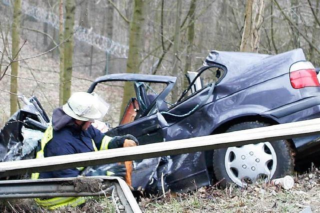 Zusammenprall mit Sattelzug: Unfallopfer erliegt Verletzungen