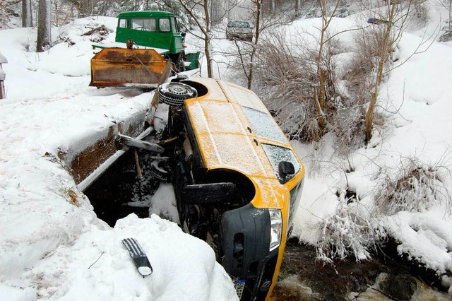 Postsendungen auf Abwegen: Der Kleinbus  rutschte   und kippte ins Bachbett.  | Foto: Max Spiegelhalter