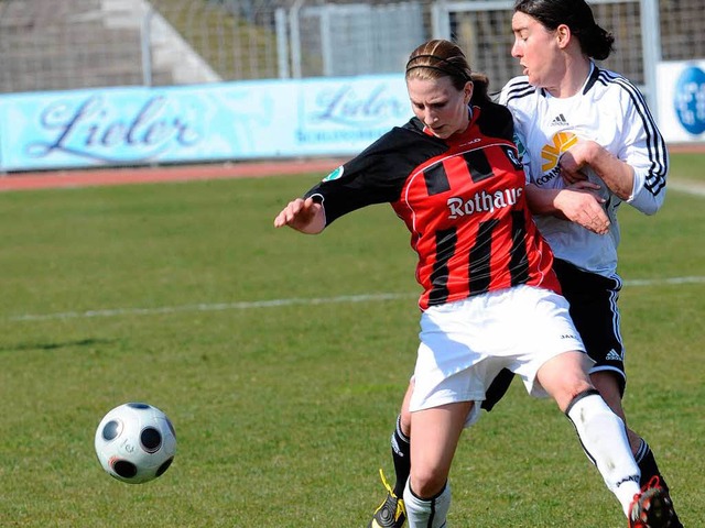 Julia Zirnstein im Zweikampf mit Nationalspielerin Birgit Prinz (Frankfurt) 