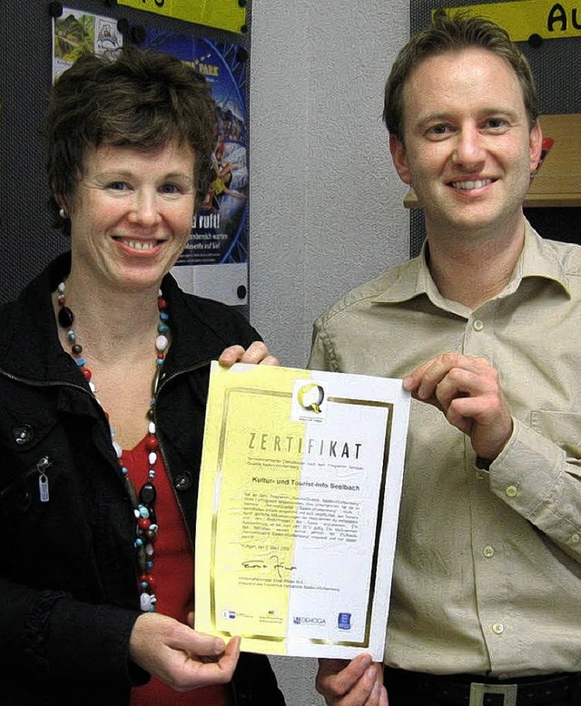 Carla Singler und Pascal Weber prsentieren das Zertifikat, das bis 2012 gilt.   | Foto: Gemeinde