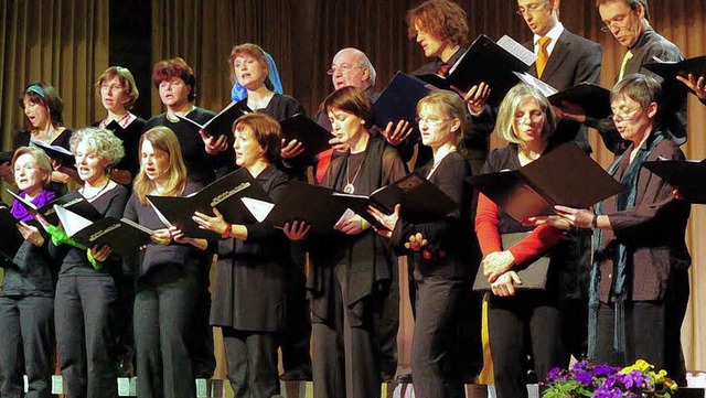 Der Chor Tonart bei seinem Auftritt beim Benefizkonzert in Niederschopfheim.   | Foto: Wolfgang Knstle