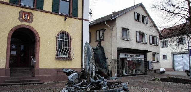 Ein Fall fr die Abrissbirne: Das Nachbarhaus zum Rathaus Kappel  | Foto: DEC