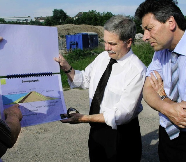 Im   Sommer 2008 lieen sich Landrat H...aiser den  Hochwasserschutz erlutern.  | Foto: BZ