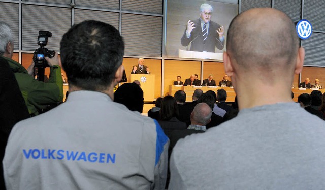 VW-Mitarbeiter verfolgen Frank-Walter Steinmeiers Rede.   | Foto: dpa