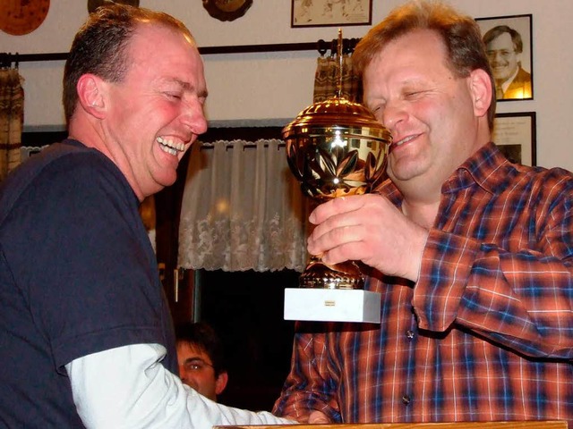 Spieler des Jahres ist Stefan Haberstroh. Bernd Jehle berreichte ihm den Pokal.  | Foto: Ingrid Mann