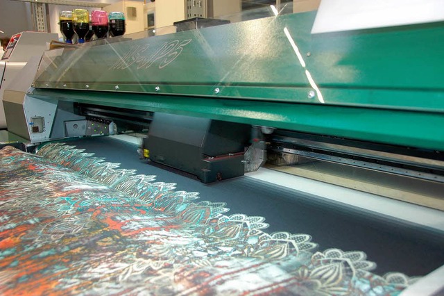 Moderne Tintenstrahldrucker bringen bei der KBC modische Muster auf den Stoff.  | Foto: Willi Adam