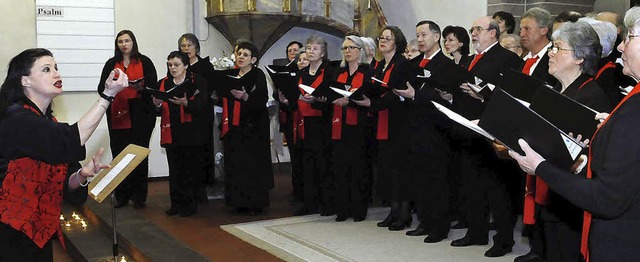 Regina Berner (links) gibt den Takt vor und der Chor  schaut aufmerksam zu.   | Foto: Wolfgang Knstle