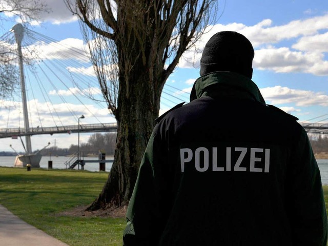 Ein Polizist vor der Fugngerbrcke z...e gehen nchste die Nato-Staatschefs.   | Foto: dpa