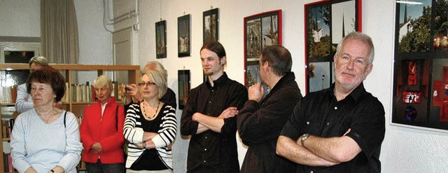 Rechts Markus Sturm vor seinen Fotos, ...emeindesaal der lutherischen Kirche.    | Foto: Vera Winter