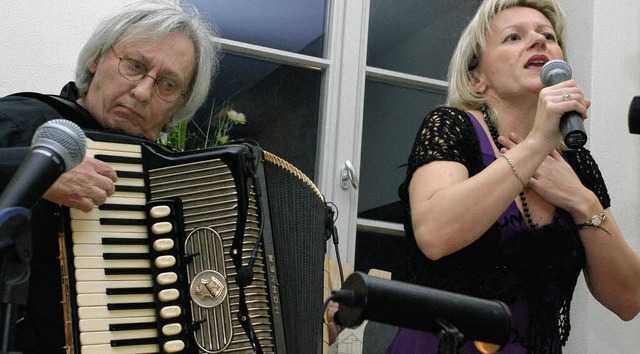 Patrice Sonntag (Akkordeon) und Nathal...ei ihrem Auftritt im Borofsky&#8217;s.  | Foto: ges