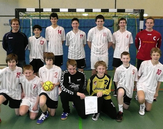 Die Handball-Schulmannschaft des Oken-...rius Schweickhardt (stehend,  links).   | Foto: Schule