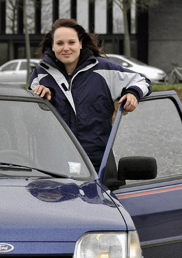 Anna Zimmermann mit ihrem Auto: Der kleine Ford war ihre erste Groinvestition.   | Foto: Schneider