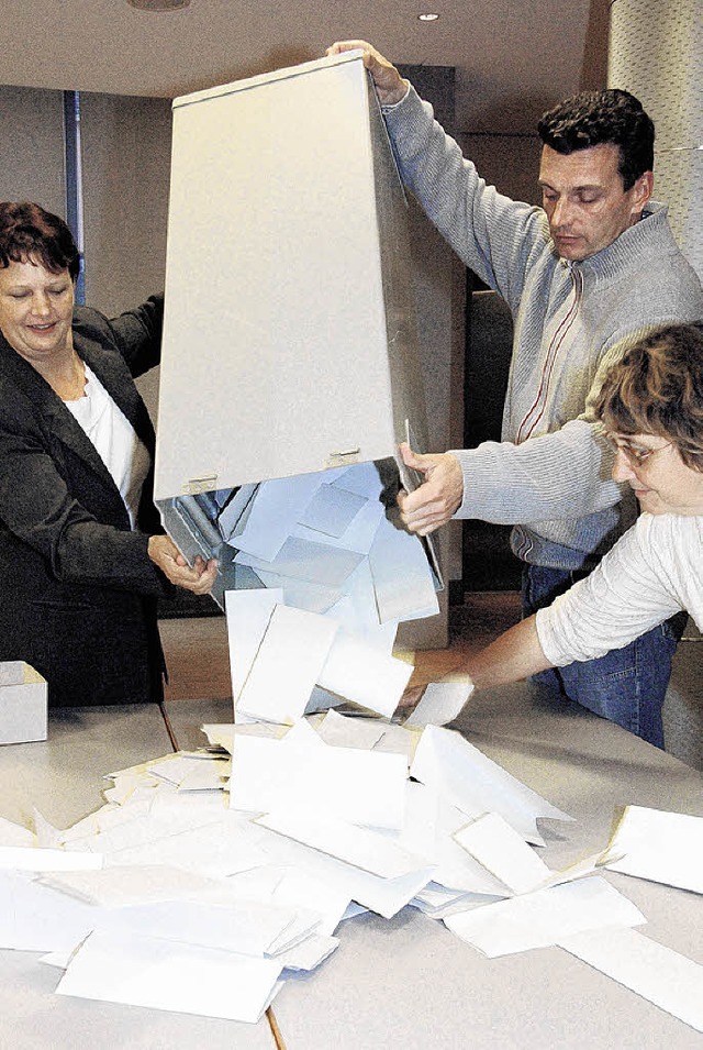 Wahlhelfer schtten Urnen aus: Bei der...iner Ansicht unfreundlich abgewiesen.   | Foto: BZ