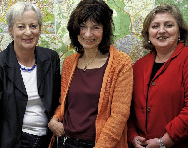 Frauen VOR Freiburg: Mit dem Stadtplan...Merkel, Martina Herrmann, Irene Vogel   | Foto: Thomas Kunz