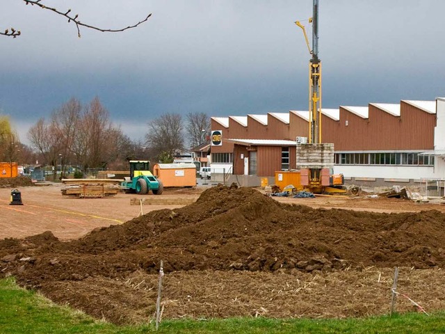 Die Bauarbeiten fr eine 73 mal 40 Met...on Oetiker in Endingen haben begonnen.  | Foto: Martin Wendel