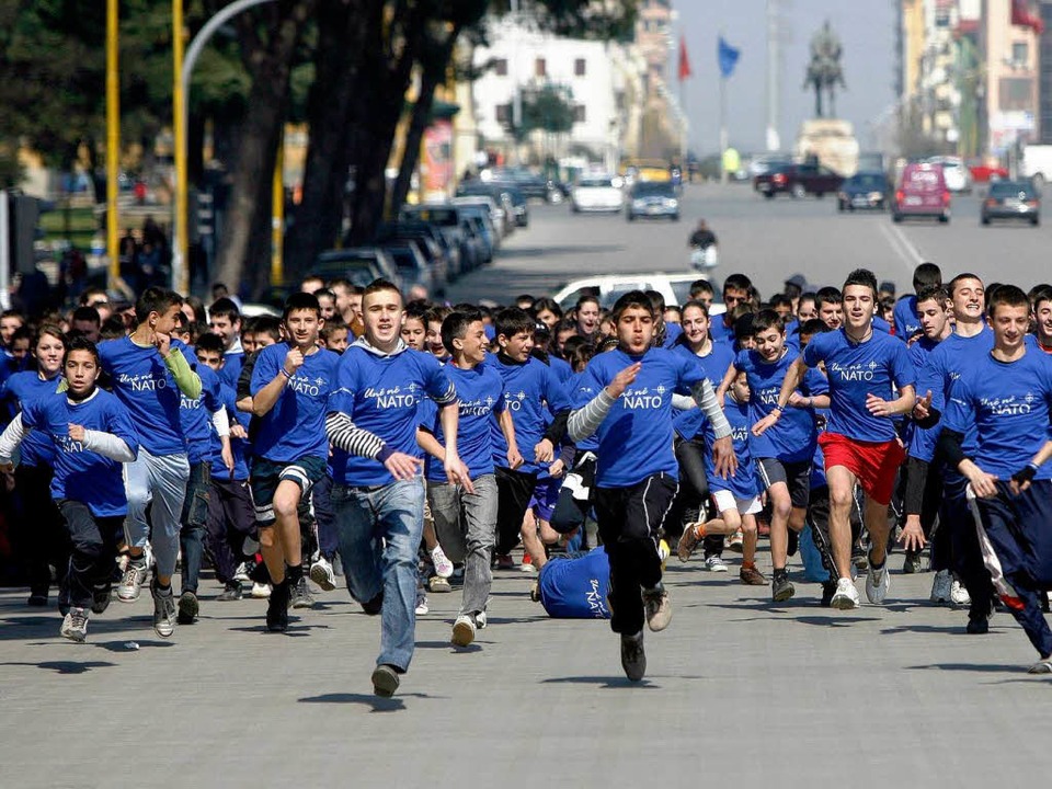 Albanische Kinder beim Nato-Marathon in Tirana  | Foto: dpa