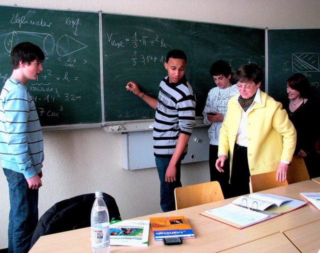 Die Mathematikerin Karin Wolf mit Schlern der Abt-Steyrer-Schule in St. Peter   | Foto: monika rombach