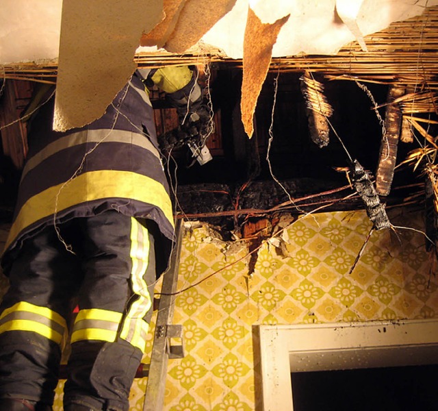 Durch den Brand wurde die Decke im 3. ...ppenhauses in Mitleidenschaft gezogen.  | Foto: FW herbolzheim