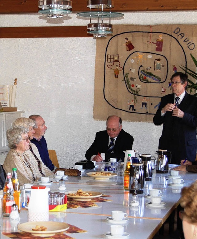 Dekan Hans-Joachim Zobel (stehend) in ...sslich der Visitation  in Lenzkirch.   | Foto: Sebastian Barthmes