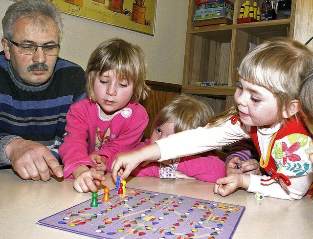 Ortsvorsteher Richard Haas spielte  mi...#8222;Mensch rgere dich nicht&#8220;.  | Foto: Heidi Fssel