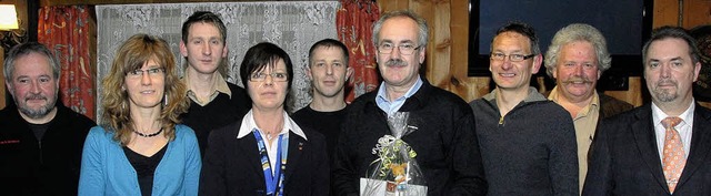 Der neu formierte Vorstand des Gewerbe...Rudolf Ebert (vierter von rechts) an.   | Foto: bernhard rein