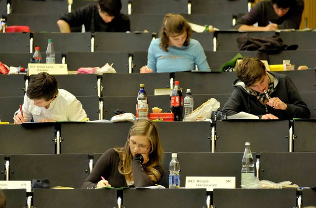 Rotteck-Abiturienten schreiben ihre De...g im Audimax der Universitt Freiburg.  | Foto: Ingo Schneider